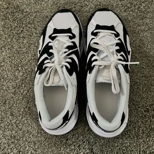 Women’s Nike AL8 size 9